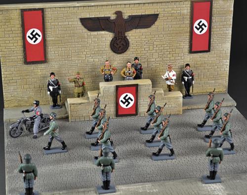 Nazi Tribune og promenade med Nazi faner og Nazi ørn - diorama 