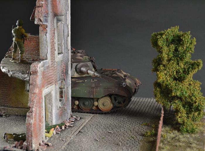 Ruin building at the intersection - Diorama